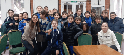 Niños a la hora de la merienda en el comedor de una integración de LK