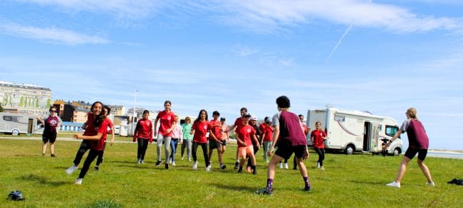 Juegos en el césped en el campamento de Galicia