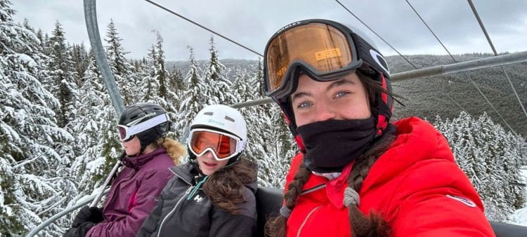 Estudiantes de LK en un teleférico en la nieve antes de practicar deportes de invierno