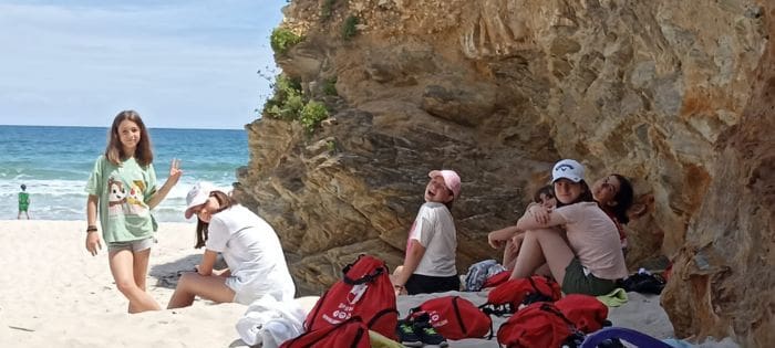 Niñas en la playa con su mochila LK en el campamento de verano en inglés de Language Kingdom