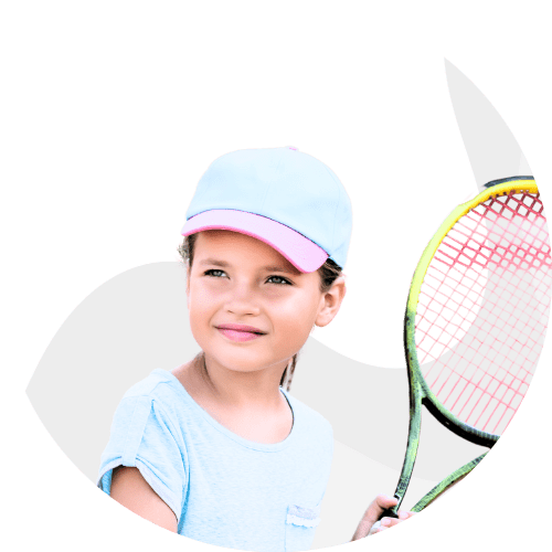 Niña con raqueta de tenis en un campamento deportivo