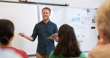 Profesor de inglés dando clases en un colegio a otros profesores