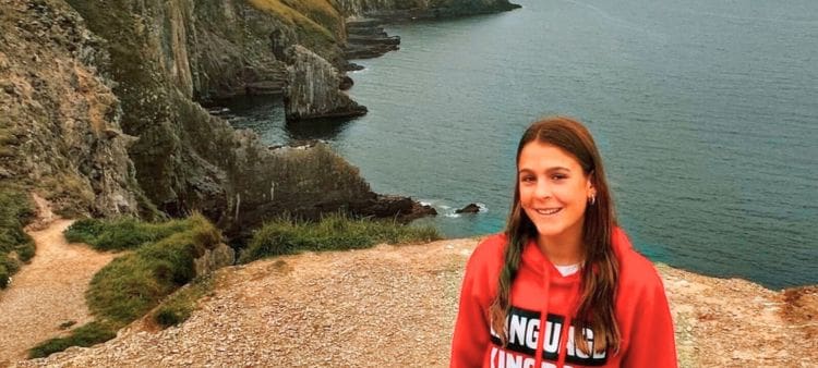 Estudiante de LK delante de acantilando en Irlanda