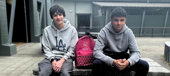 Dos chicos con una mochila de LK en un boarding school