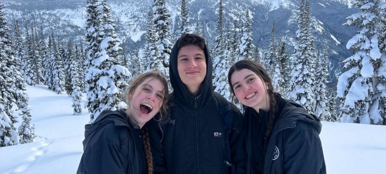 Tres estudiantes en la nieve en Canadá contentos