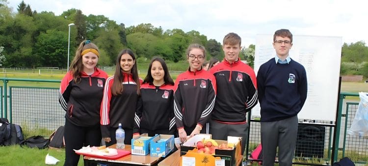 Varios estudiantes con uniforme en su curso académico en Irlanda