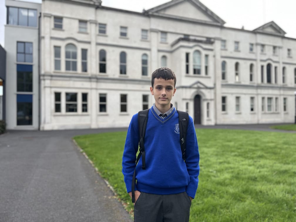 Estudiante español en Irlanda posando delante de su centro educativo