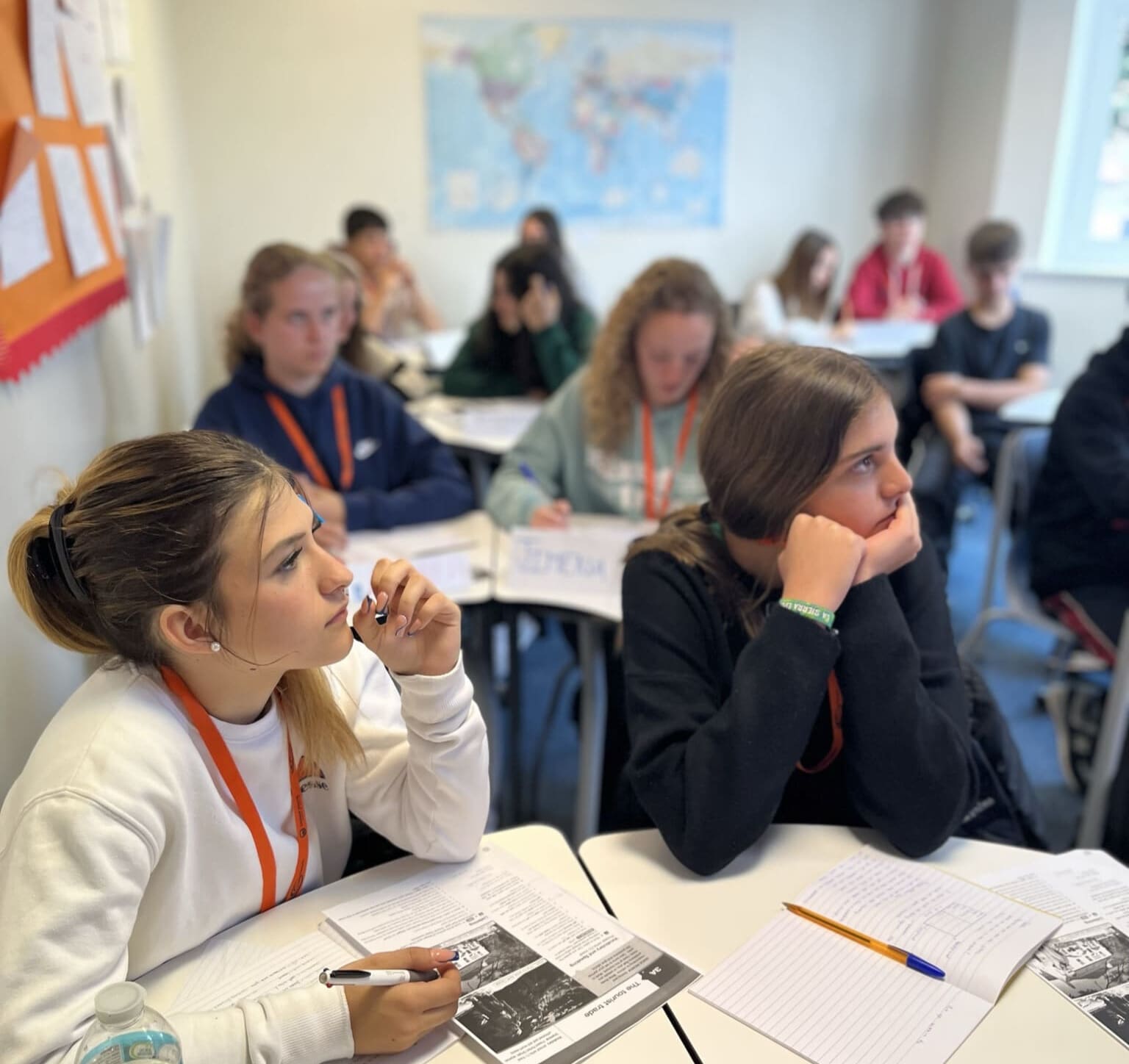 Dos estudiantes adolescentes atendiendo en su clase extraescolar de inglés