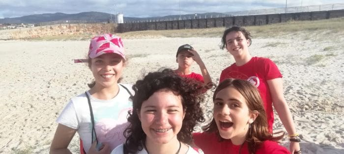 Chicas en la playa divirtiéndose en su campamento de verano en inglés