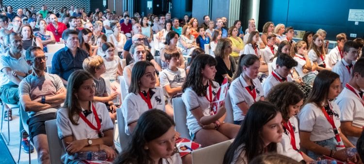 Estudiantes en una reunión preparados para su año académico