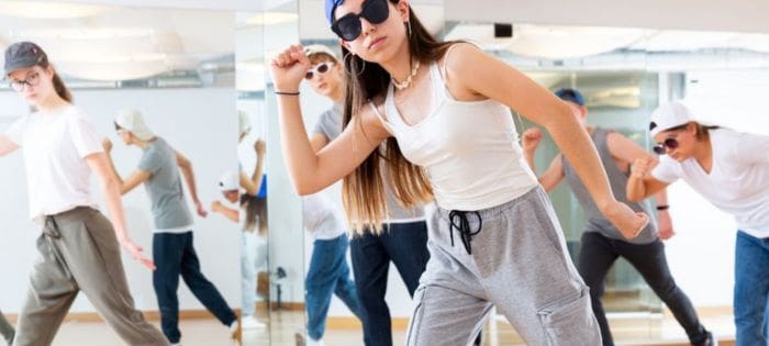 Chicos ensayando un baile en campamento deportivo