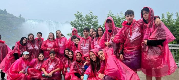 Estudiantes visitando las Cataratas del Niagara