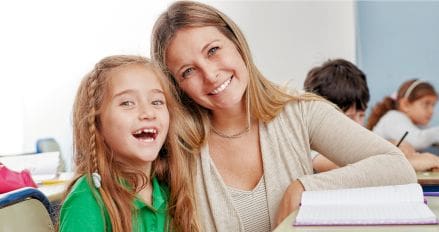 Profesora con alumna en aula en clases de refuerzo