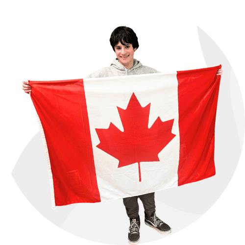 Joven sujetando una bandera de Canadá