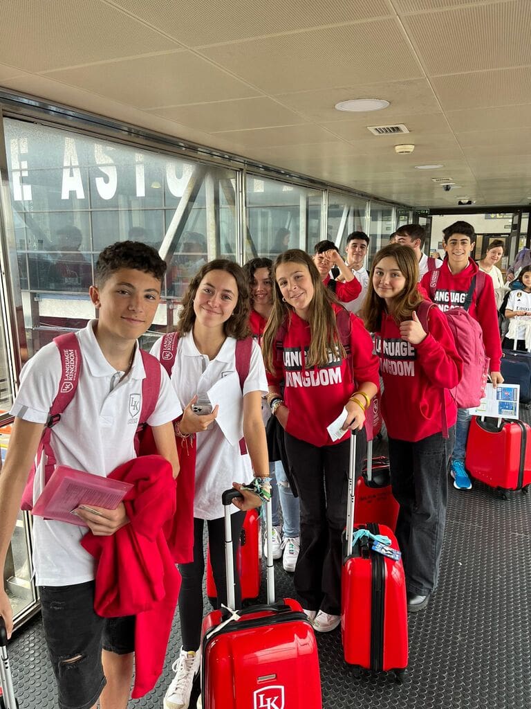 Estudiantes preparados para viajar a su destino LK