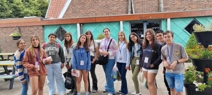 Adolescentes en su viaje organizado de verano delante de la residencia