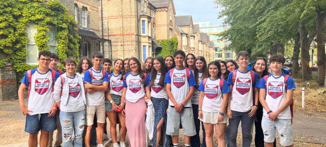 Grupo de jóvenes con sus camisetas LK