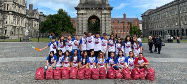 Grupo de estudiantes posando con la misma camiseta en Irlanda