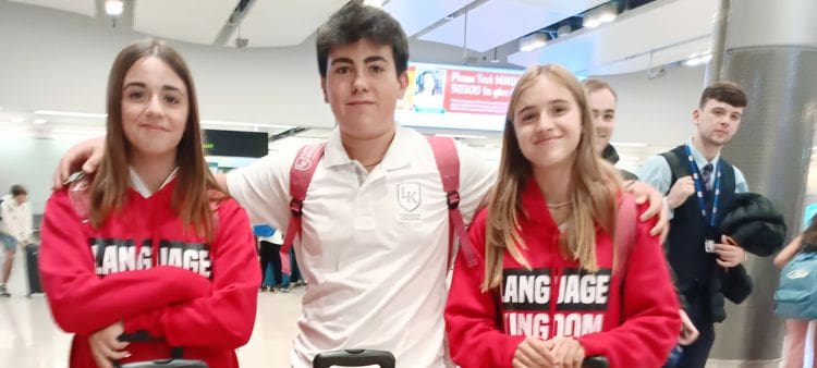 Estudiantes en el aeropuerto preparados para su programa académico en el extranjero