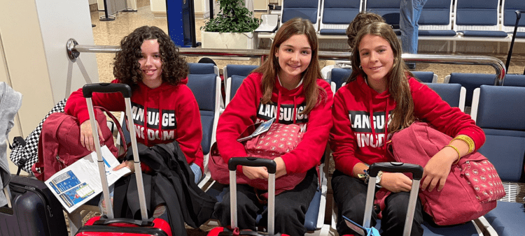 Estudiantes antes de volar a su año académico