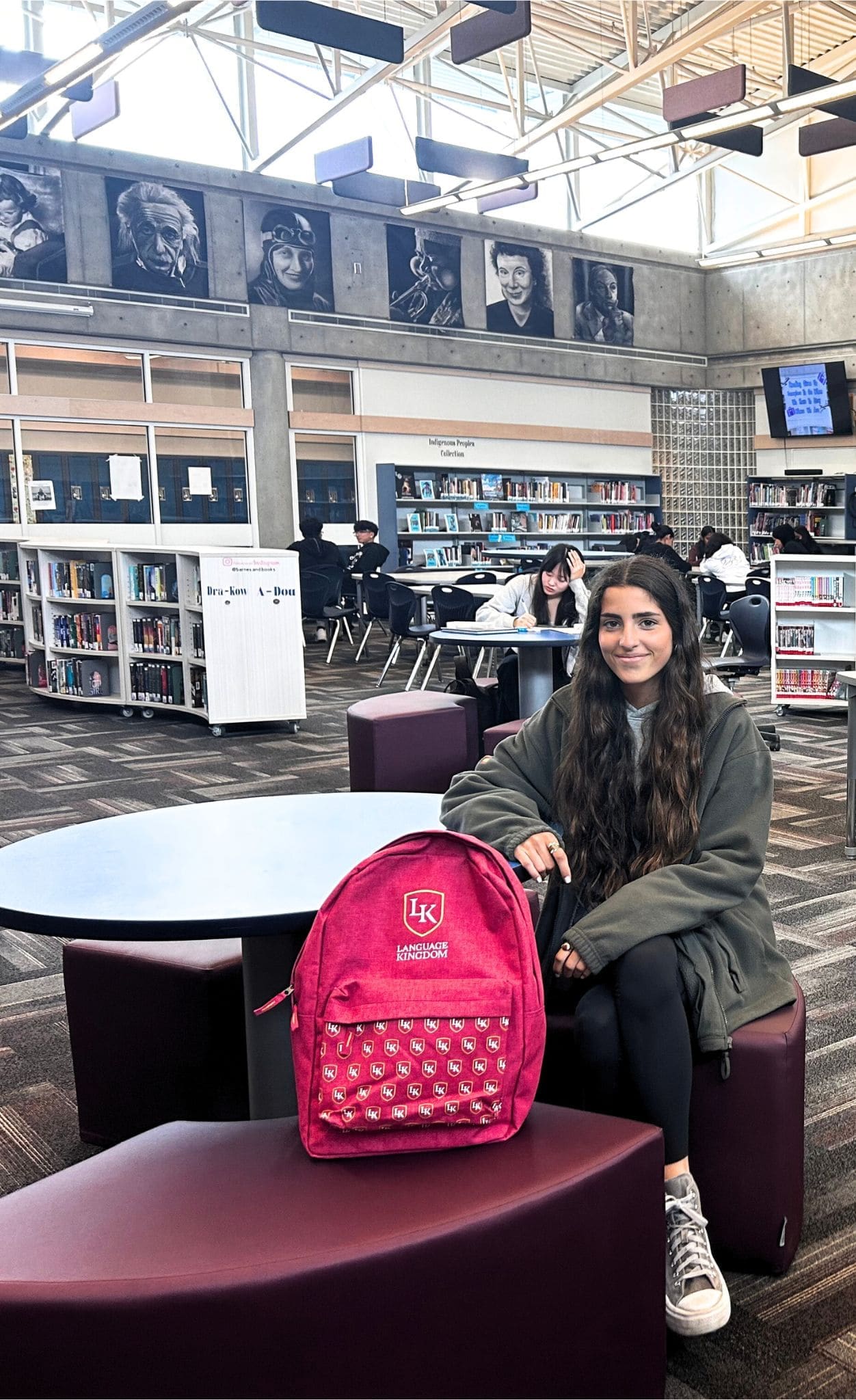 Estudiante con mochila LK en la biblioteca de su boarding school