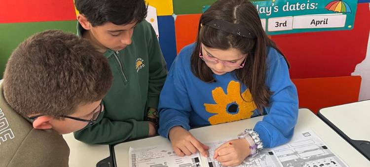 Dos niños en clases de idiomas