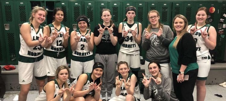 Compañeras de equipo de baloncesto en High School americano