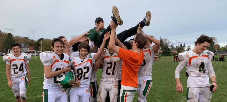 Miembros de un equipo deportivo de High School en USA celebrando