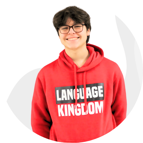 Estudiante con camiseta de Language Kingdom