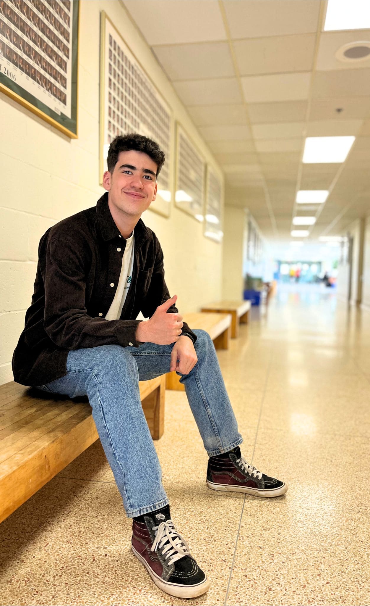 Estudiante sentado en un banco en su colegio en Canadá