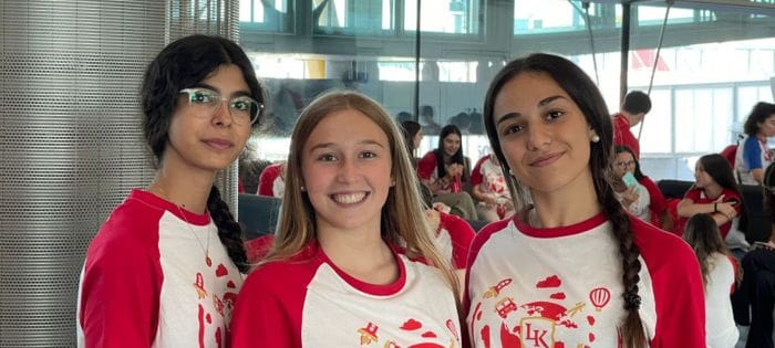 Alumnas del programa de Verano con su camiseta LK