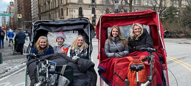 Una familia anfitriona en dos carros en su excursión dentro del programa j1