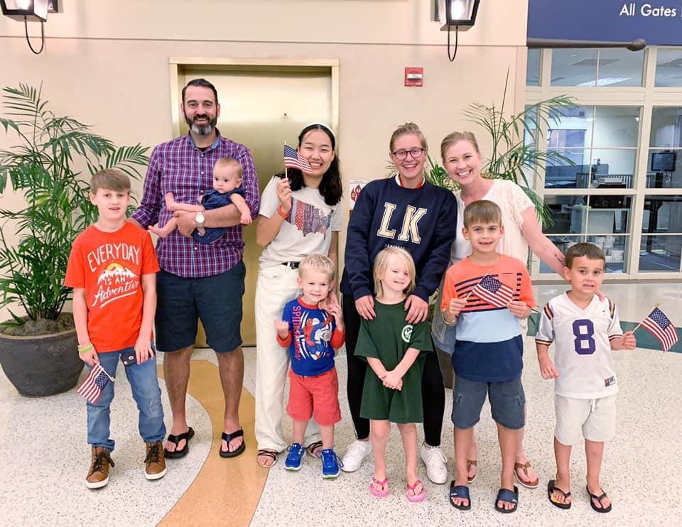 Familia dando la bienvenida a estudiante de programa f1 en usa