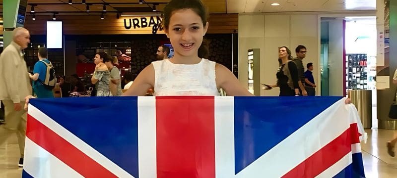 Niña sujetando bandera de UK