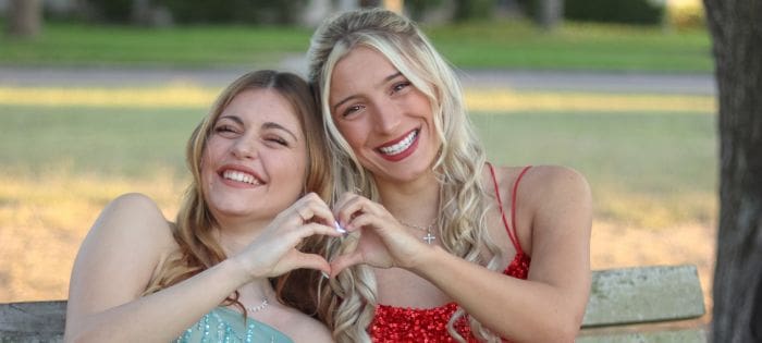 Estudiante de LK con amiga en su prom en esstados unidos