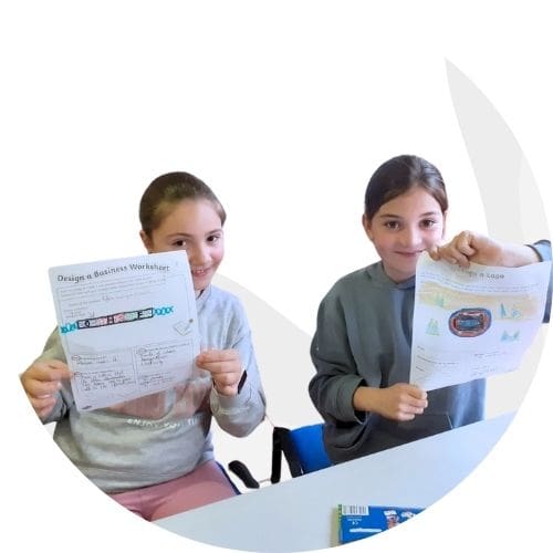 Niñas sujetando su trabajo en una actividad en la academia de Tineo LK