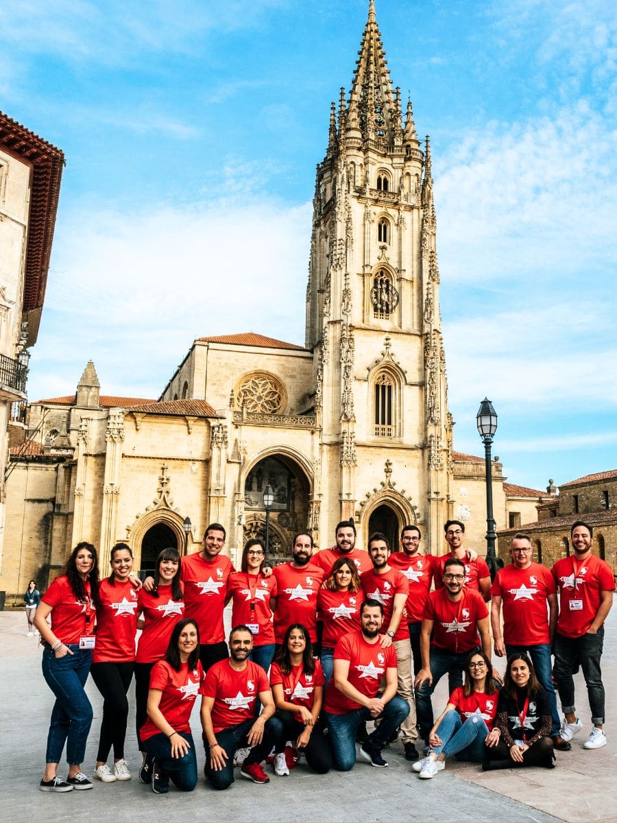 LK team posando frente a la Catedral de Oviedo