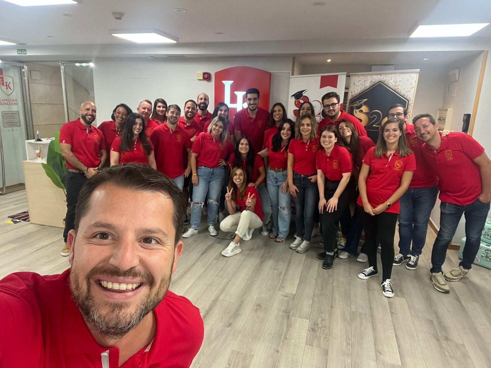 Equipo LK en la oficina de Oviedo posando con el polo corporativo