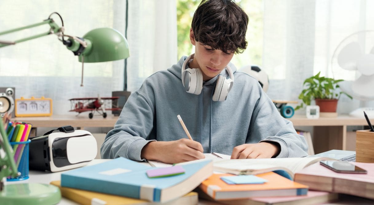 Estudiante preparando su expediente de matriculación