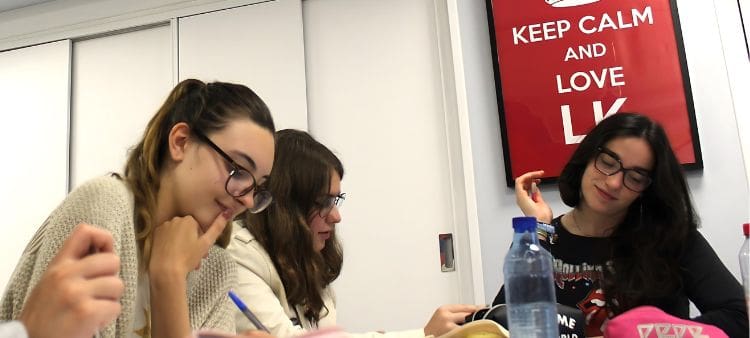 Grupo de estudiantes de bachillerato en clases de inglés en la academia de Oviedo