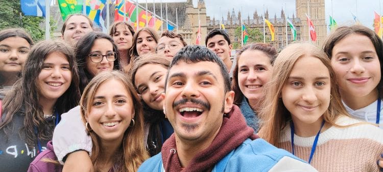 Group Leader de LK sonriendo con sus LKers