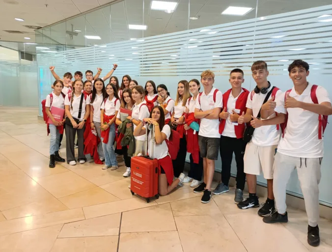 Chicos expectantes antes de su salida para pasar un curso en el extranjero