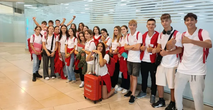 Chicos expectantes antes de su salida para pasar un curso en el extranjero