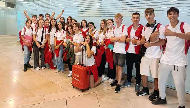 Estudiantes con sus polos esperando en el aeropuerto para su programa de año académico LK