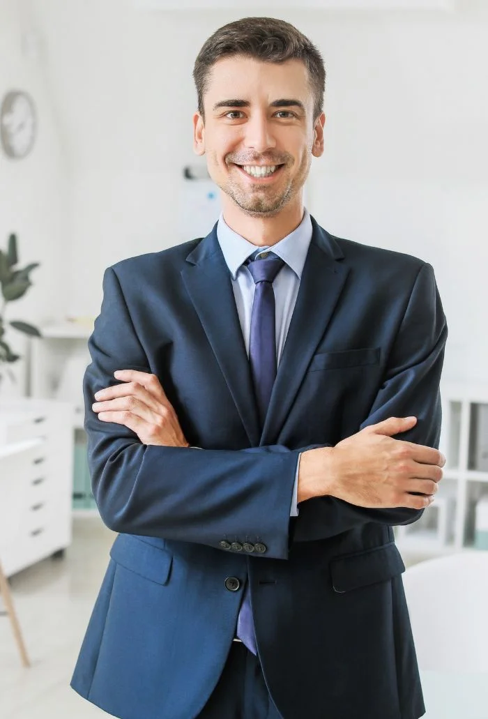 Joven profesional sonriendo y posando con traje