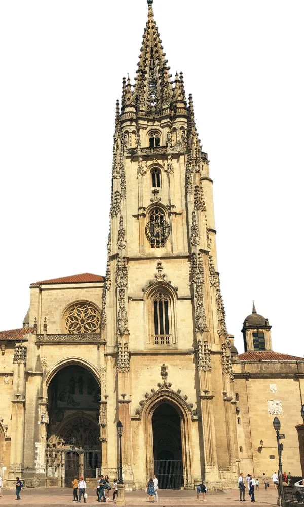 Catedral de Oviedo con fondo blanco