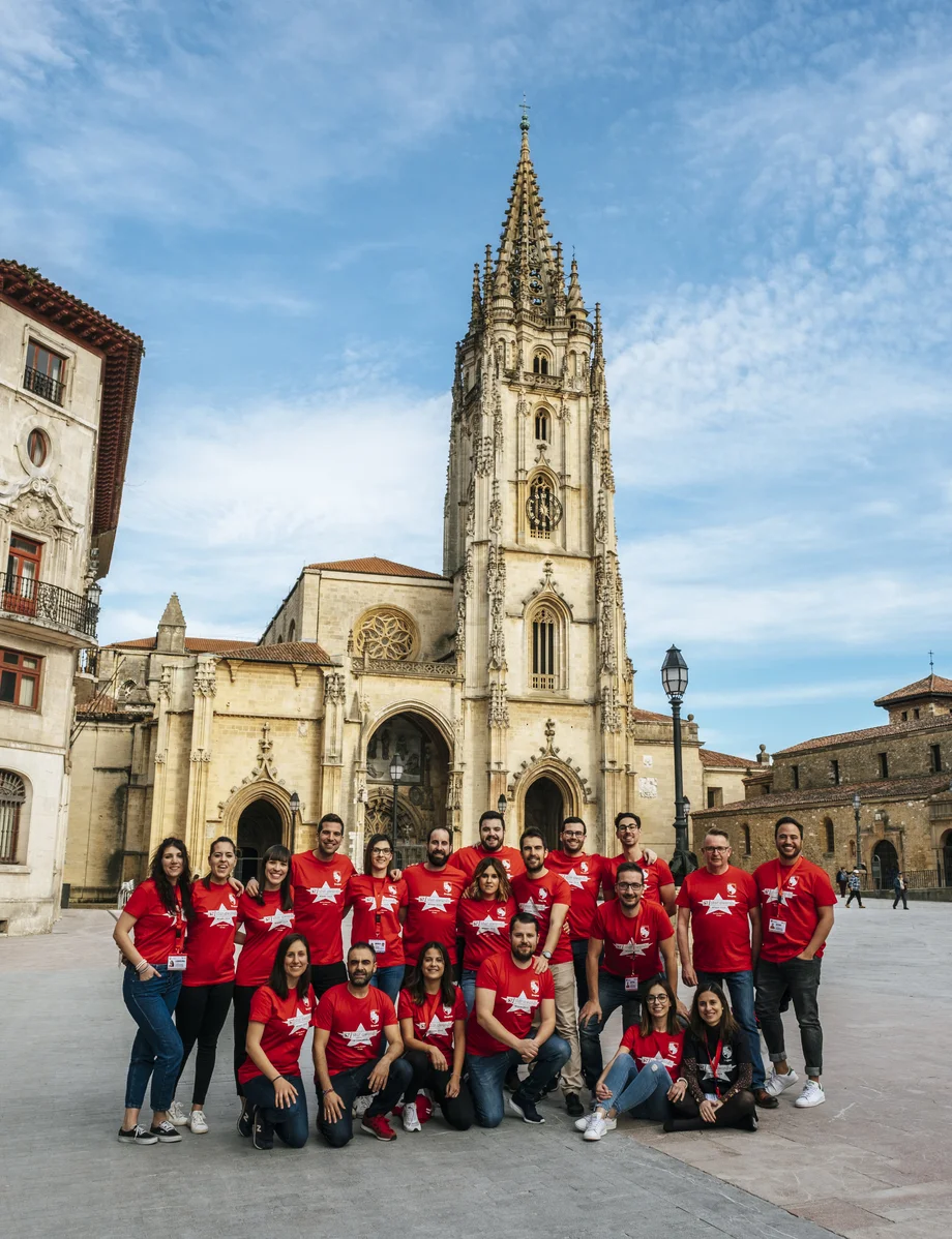 Equipo de LK delante de la Catedral de Oviedo