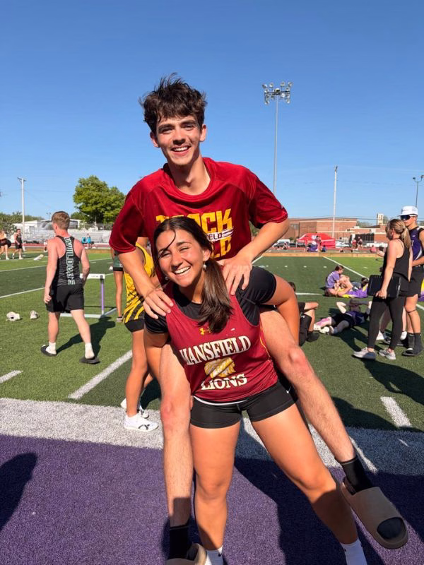 Una pareja de estudiantes disfrutando en un campo en Estados Unidos